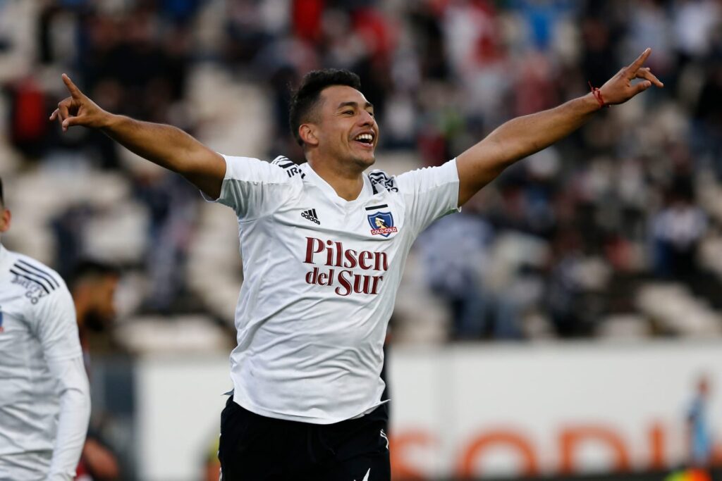 Iván Morales celebrando un gol con la camiseta de Colo-Colo.