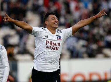 Iván Morales celebrando un gol con la camiseta de Colo-Colo.