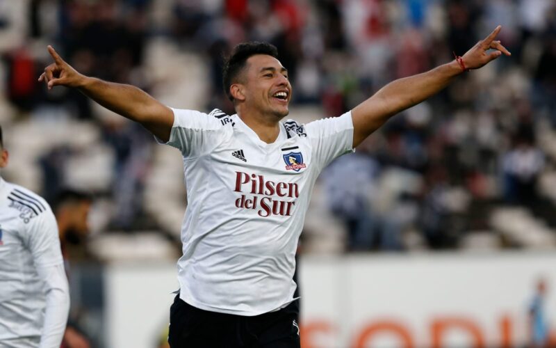 Iván Morales celebrando un gol con la camiseta de Colo-Colo.