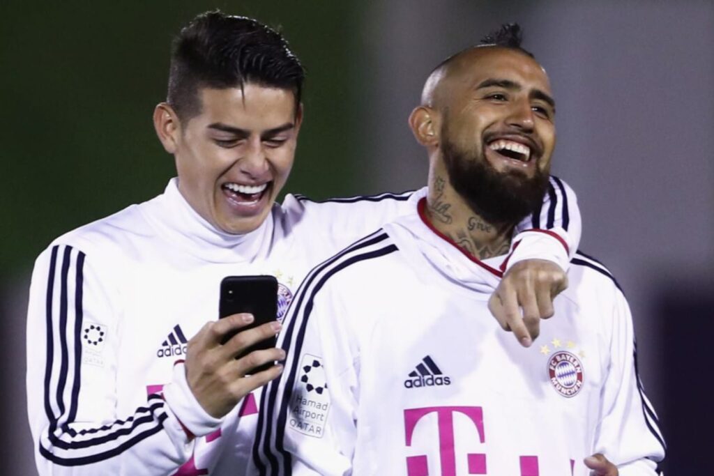 James Rodríguez y Arturo Vidal abrazados con camiseta de Bayern Múnich.