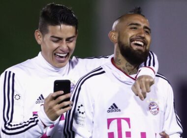 James Rodríguez y Arturo Vidal abrazados con camiseta de Bayern Múnich.