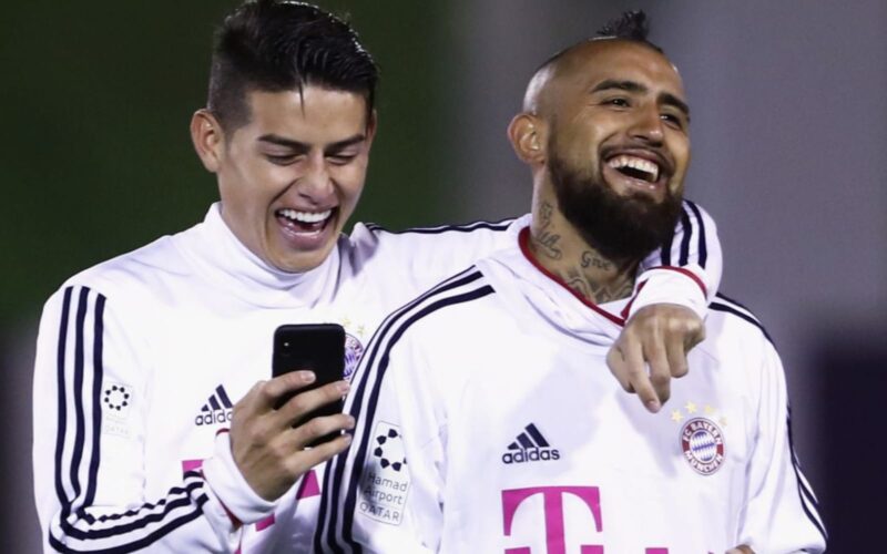 James Rodríguez y Arturo Vidal abrazados con camiseta de Bayern Múnich.