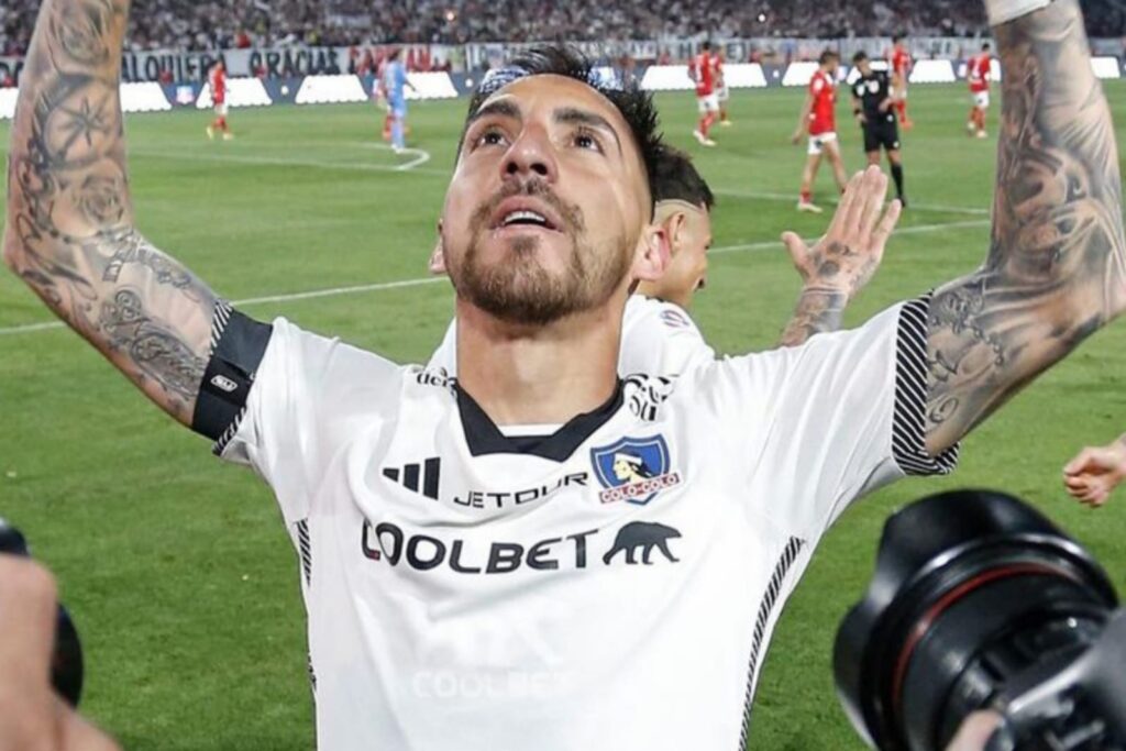 Primer plano a Javier Correa celebrando su gol contra Universidad Católica con los brazos al cielo.