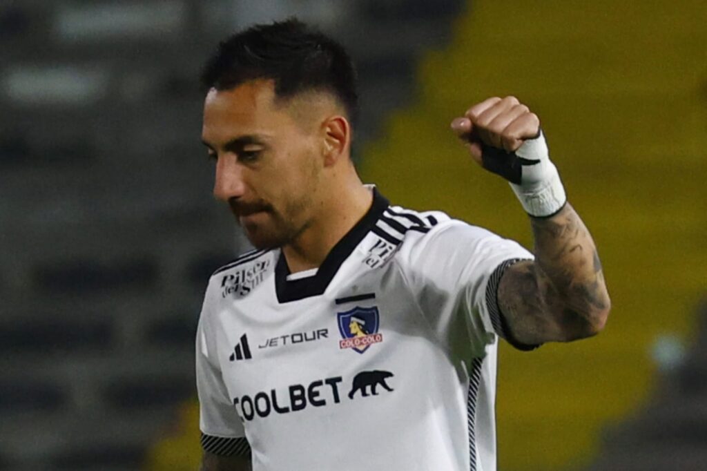 Javier Correa celebrando un gol con Colo-Colo.