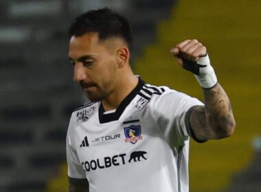 Javier Correa celebrando un gol con Colo-Colo.