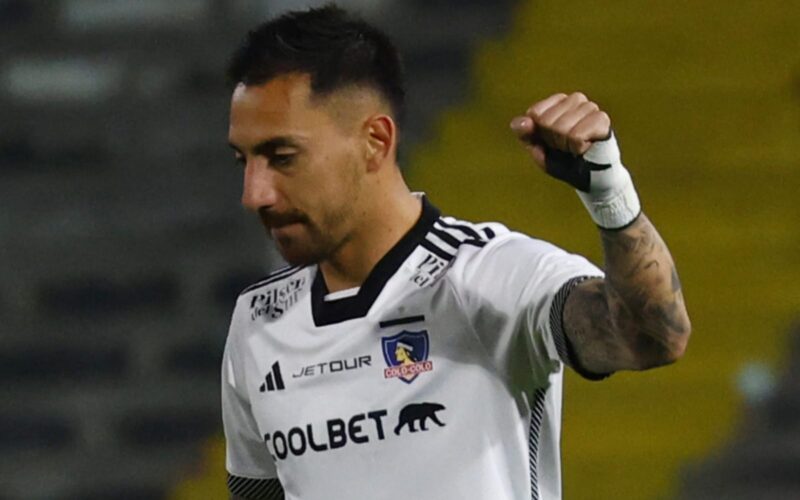 Javier Correa celebrando un gol con Colo-Colo.