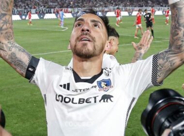 Primer plano a Javier Correa celebrando su gol contra Universidad Católica con los brazos al cielo.