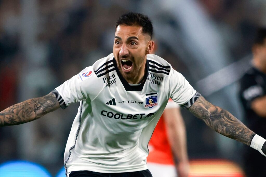 Javier Correa celebrando un gol con la camiseta de Colo-Colo.