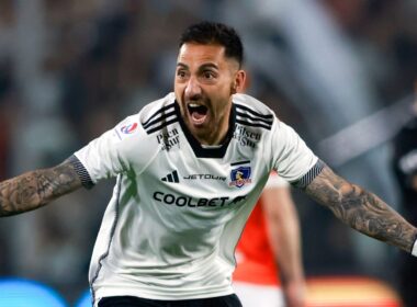 Javier Correa celebrando un gol con la camiseta de Colo-Colo.