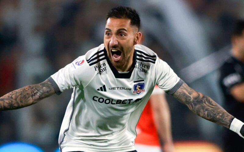 Javier Correa celebrando un gol con la camiseta de Colo-Colo.