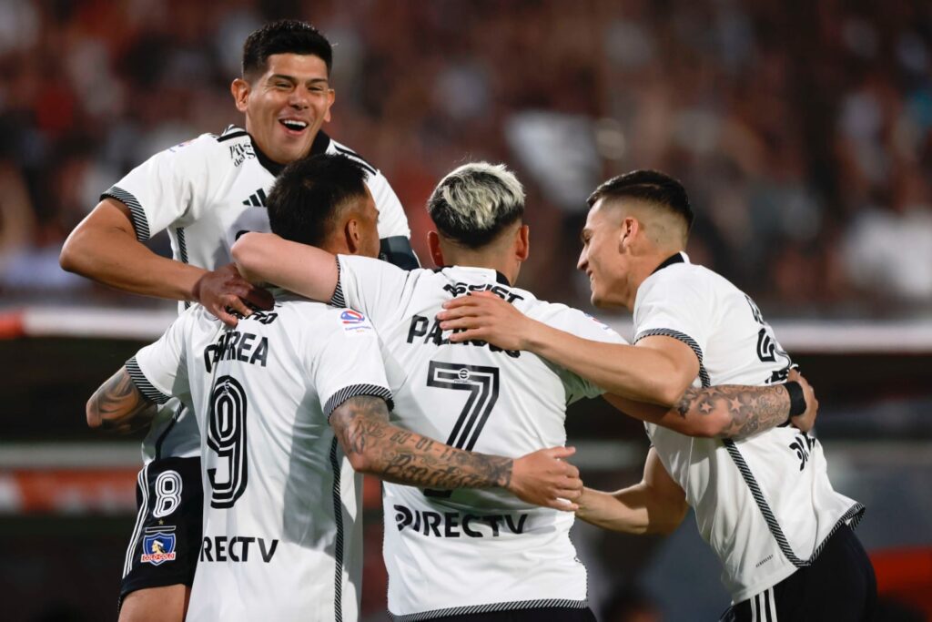 Esteban Pavez, Javier Correa, Carlos Palacios y Lucas Cepeda celebrando un gol con la camiseta de Colo-Colo.