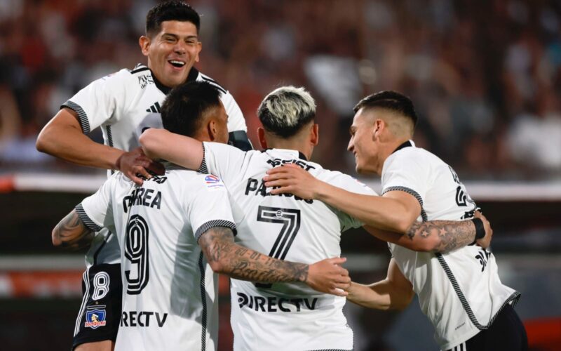 Esteban Pavez, Javier Correa, Carlos Palacios y Lucas Cepeda celebrando un gol con la camiseta de Colo-Colo.