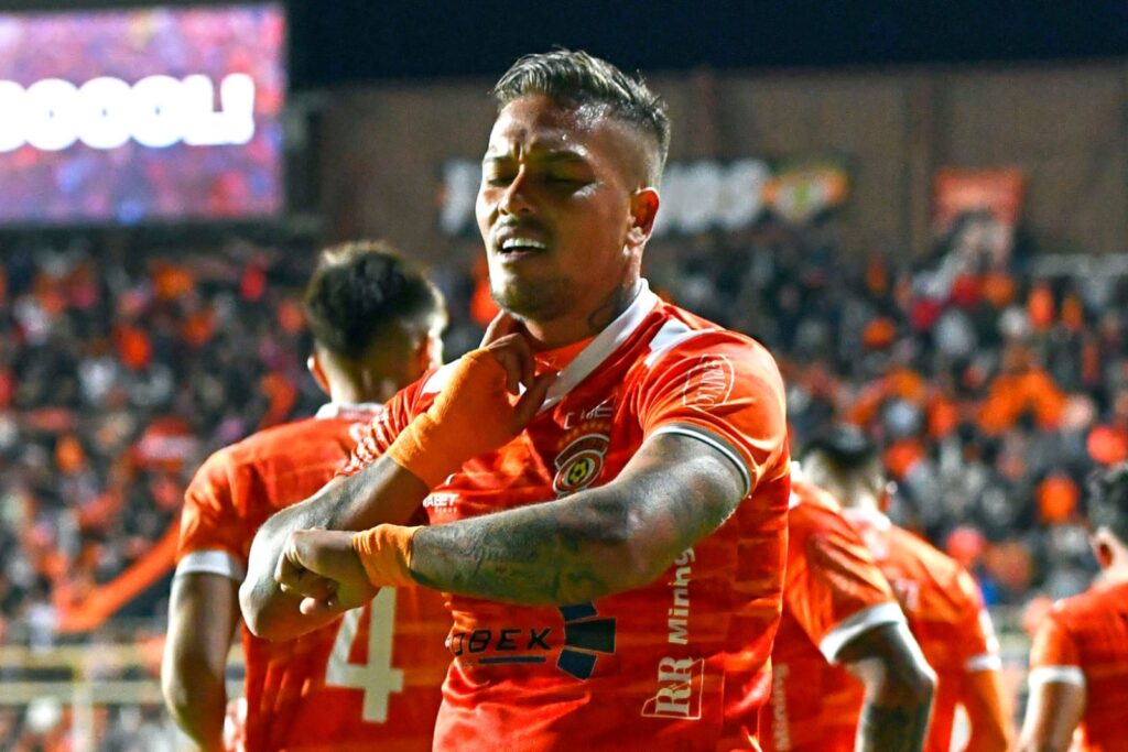 Javier Parraguez celebrando un gol con Cobreloa contra Deportes Copiapó.