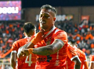 Javier Parraguez celebrando un gol con Cobreloa contra Deportes Copiapó.