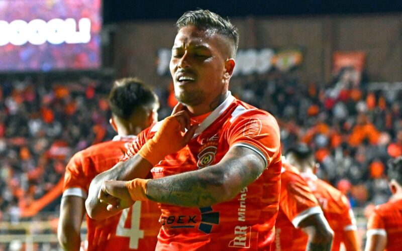 Javier Parraguez celebrando un gol con Cobreloa contra Deportes Copiapó.