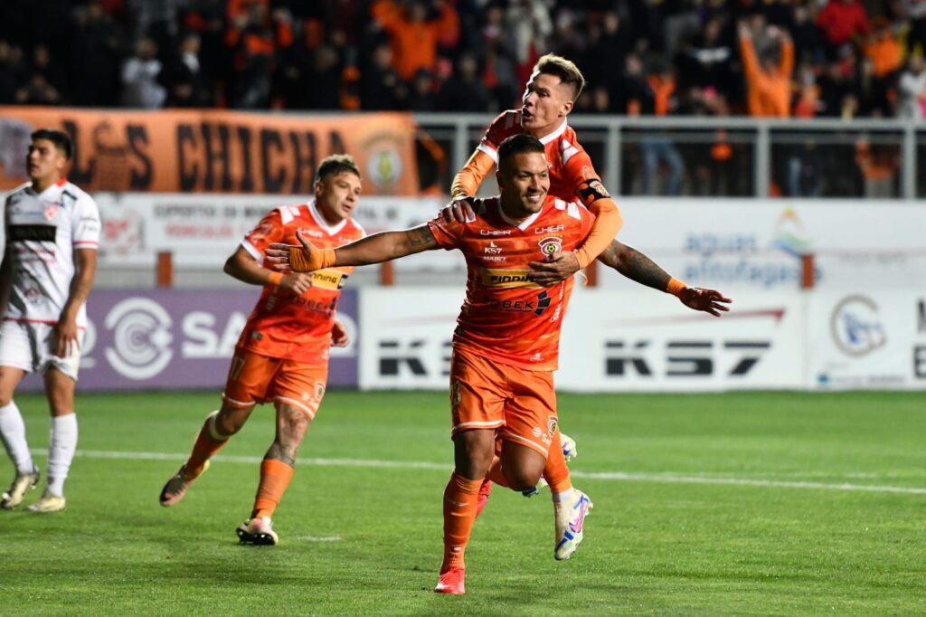 Javier Parraguez celebrando un gol con Cobreloa.