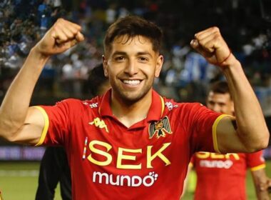 Primer plano a Jeyson Rojas celebrando un triunfo con Unión Española.