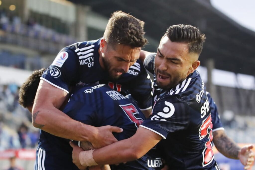 Joaquín Larrivey celebrando un gol con la U