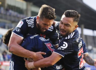 Joaquín Larrivey celebrando un gol con la U