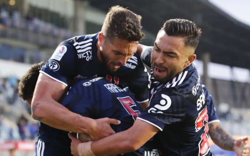 Joaquín Larrivey celebrando un gol con la U