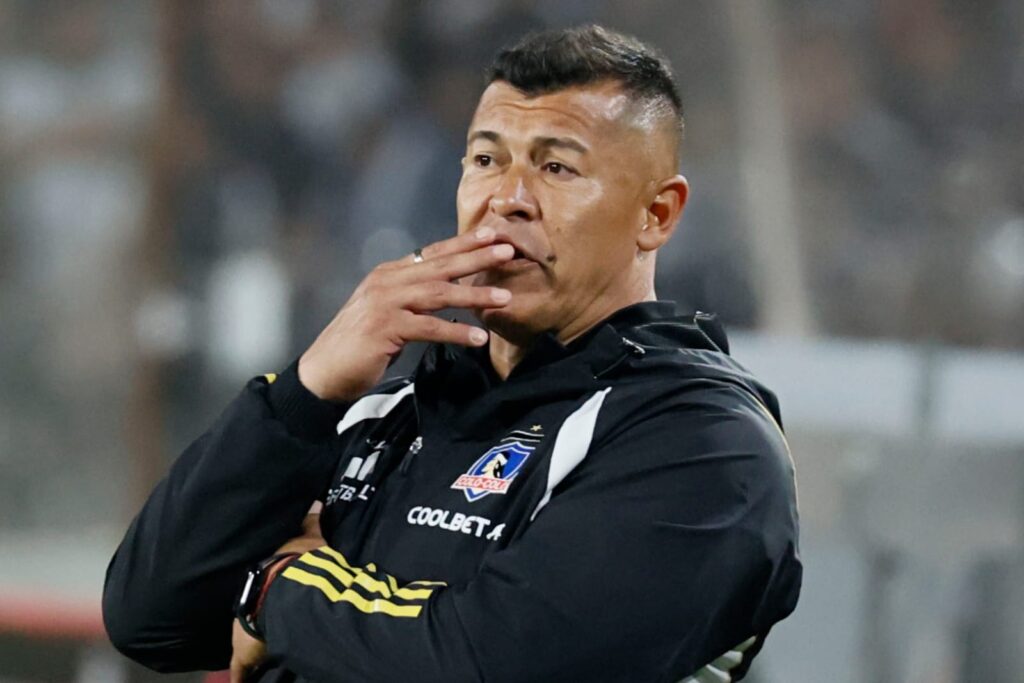 Primer plano a Jorge Almirón en el banco de suplentes de Colo-Colo.