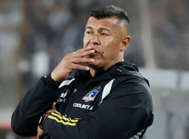 Primer plano a Jorge Almirón en el banco de suplentes de Colo-Colo.