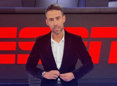 Primer plano a Jorge Valdivia con el fondo de ESPN