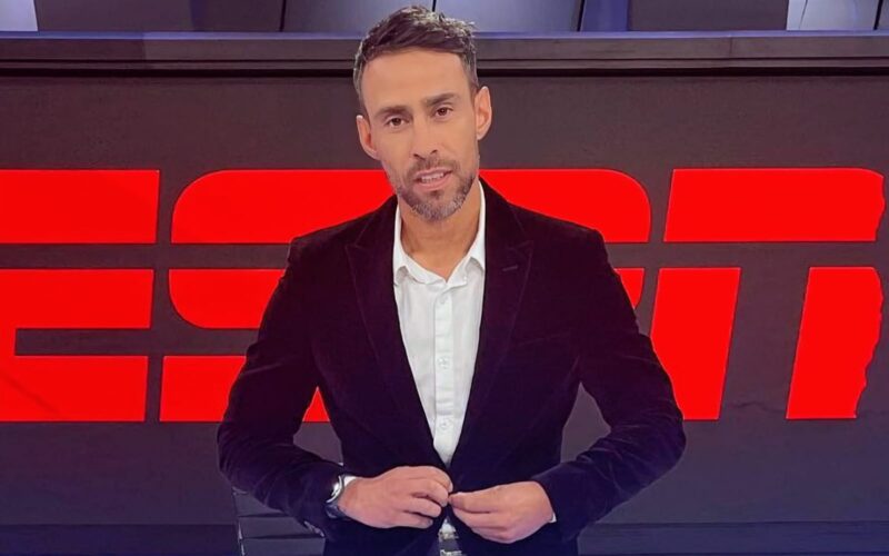 Primer plano a Jorge Valdivia con el fondo de ESPN