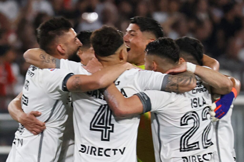 Jugadores de Colo-Colo abrazados tras anotarle un gol a Cobresal en el Estadio Monumental.