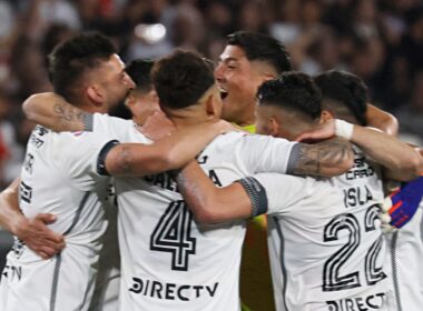 Jugadores de Colo-Colo abrazados tras anotarle un gol a Cobresal en el Estadio Monumental.