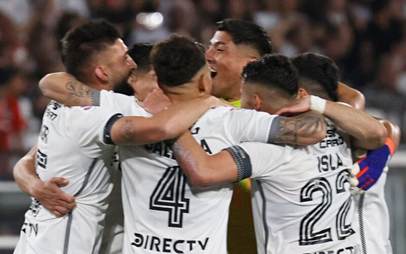 Jugadores de Colo-Colo abrazados tras anotarle un gol a Cobresal en el Estadio Monumental.