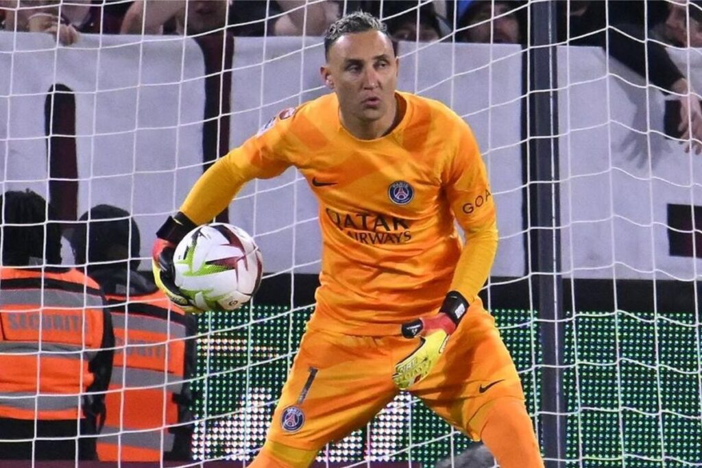 Primer plano a Keylor Navas con la camiseta del PSG.