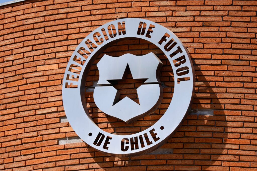 Logo de la Federación de Fútbol de Chile en el edificio de la ANFP.