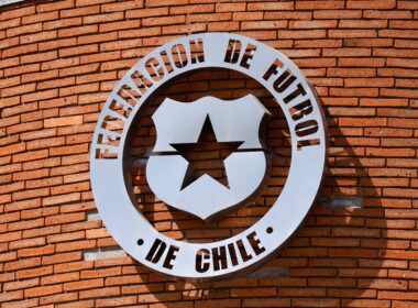 Logo de la Federación de Fútbol de Chile en el edificio de la ANFP.