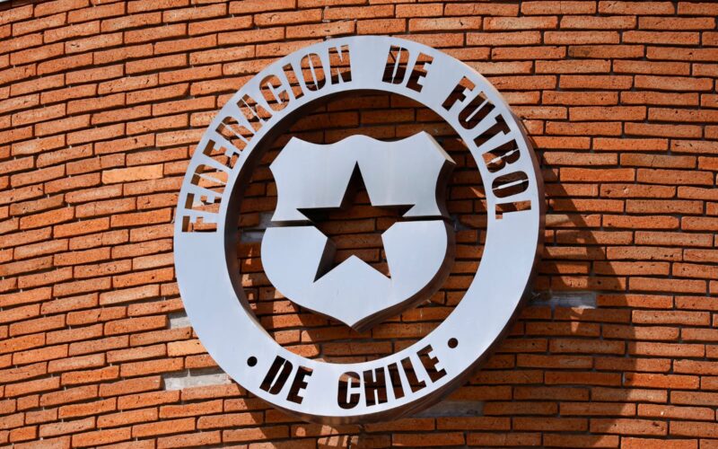 Logo de la Federación de Fútbol de Chile en el edificio de la ANFP.