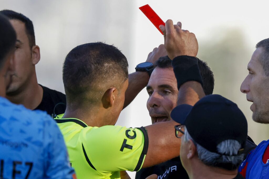 Manuel Fernández siendo expulsado en el partido de Unión la Calera vs O'higgins.