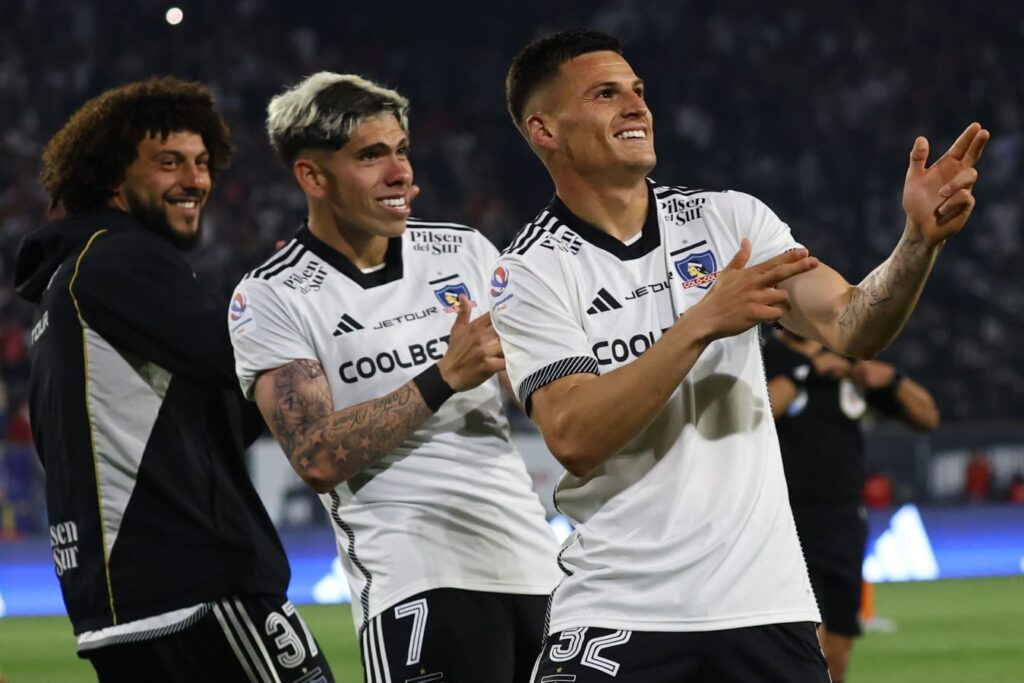 Maximiliano Falcón, Carlos Palacios y Lucas Cepeda celebrando un gol apuntando con los dedos como pistolas con la camiseta de Colo-Colo.