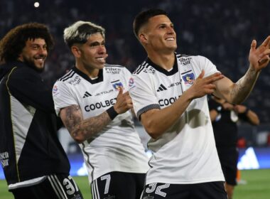 Maximiliano Falcón, Carlos Palacios y Lucas Cepeda celebrando un gol apuntando con los dedos como pistolas con la camiseta de Colo-Colo.