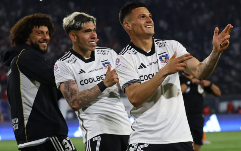 Maximiliano Falcón, Carlos Palacios y Lucas Cepeda celebrando un gol apuntando con los dedos como pistolas con la camiseta de Colo-Colo.