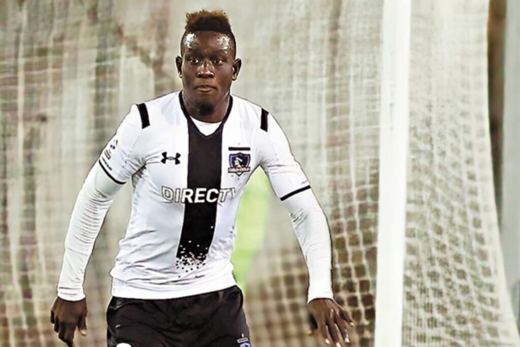 Modou Jadama con la camiseta de Colo-Colo.