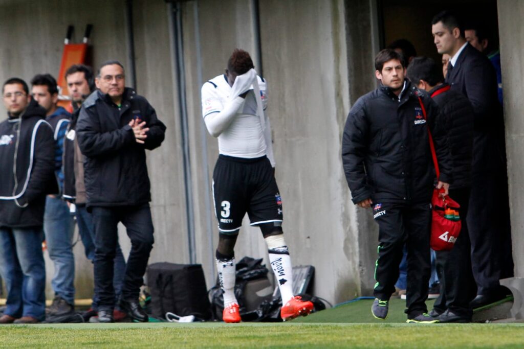 Modou Jadama saliendo de la cancha tras su lesión con Colo-Colo.