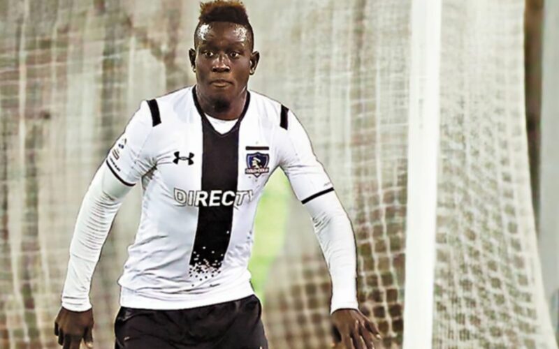 Modou Jadama con la camiseta de Colo-Colo.