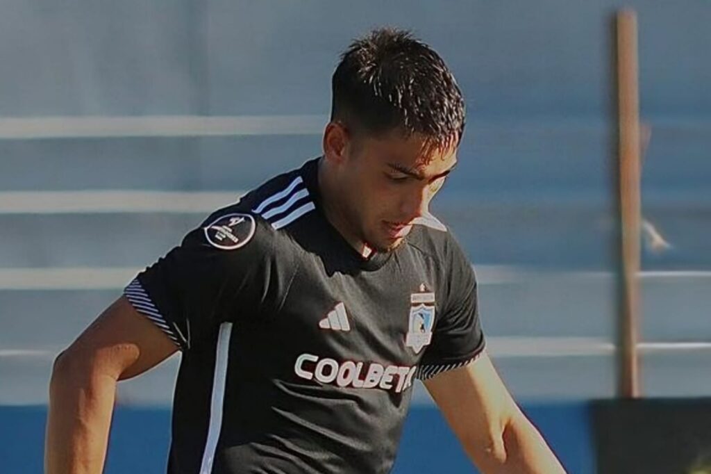 Primer plano a Nicolás Suárez con la camiseta negra en un partido con Colo-Colo en la Copa Libertadores Sub-20