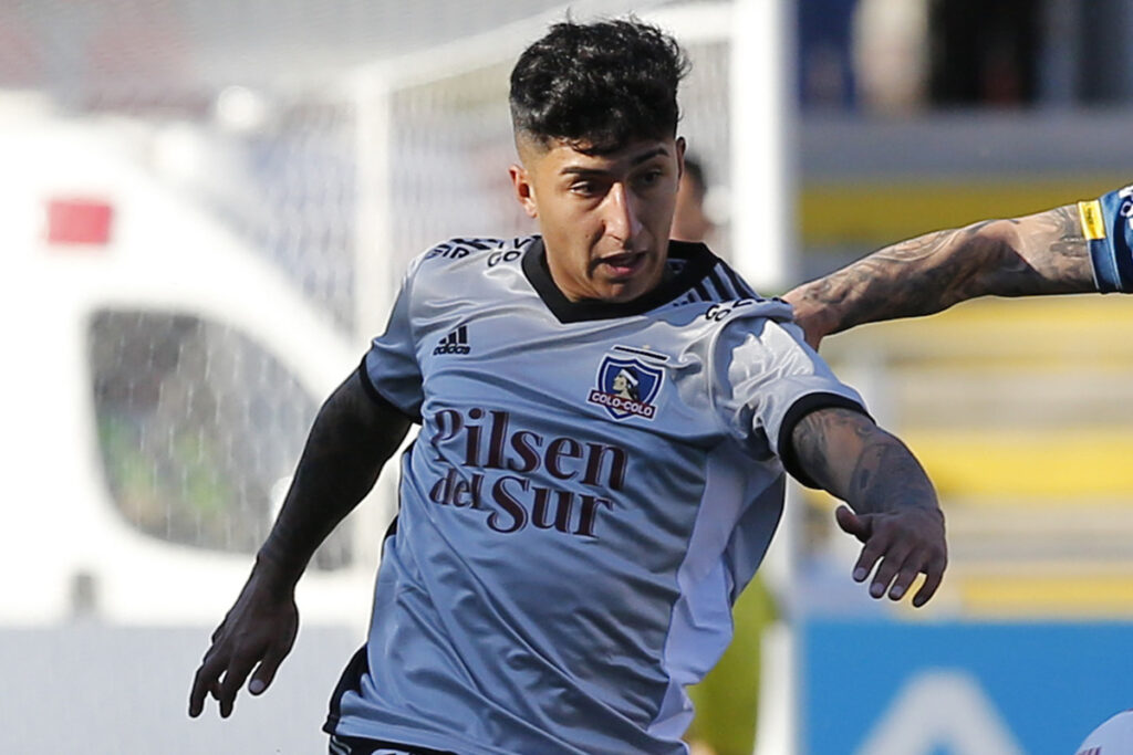 Bryan Soto con camiseta de Colo-Colo.