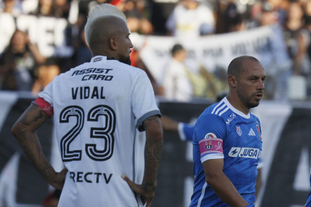 Arturo Vidal y Marcelo Díaz durante el Superclásico entre Colo-Colo y Universidad de Chile.