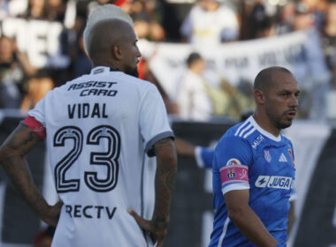 Arturo Vidal y Marcelo Díaz durante el Superclásico entre Colo-Colo y Universidad de Chile.