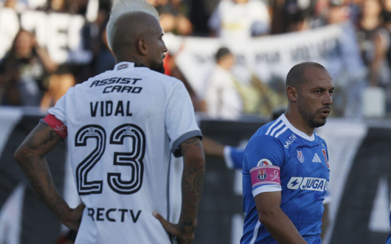 Arturo Vidal y Marcelo Díaz durante el Superclásico entre Colo-Colo y Universidad de Chile.