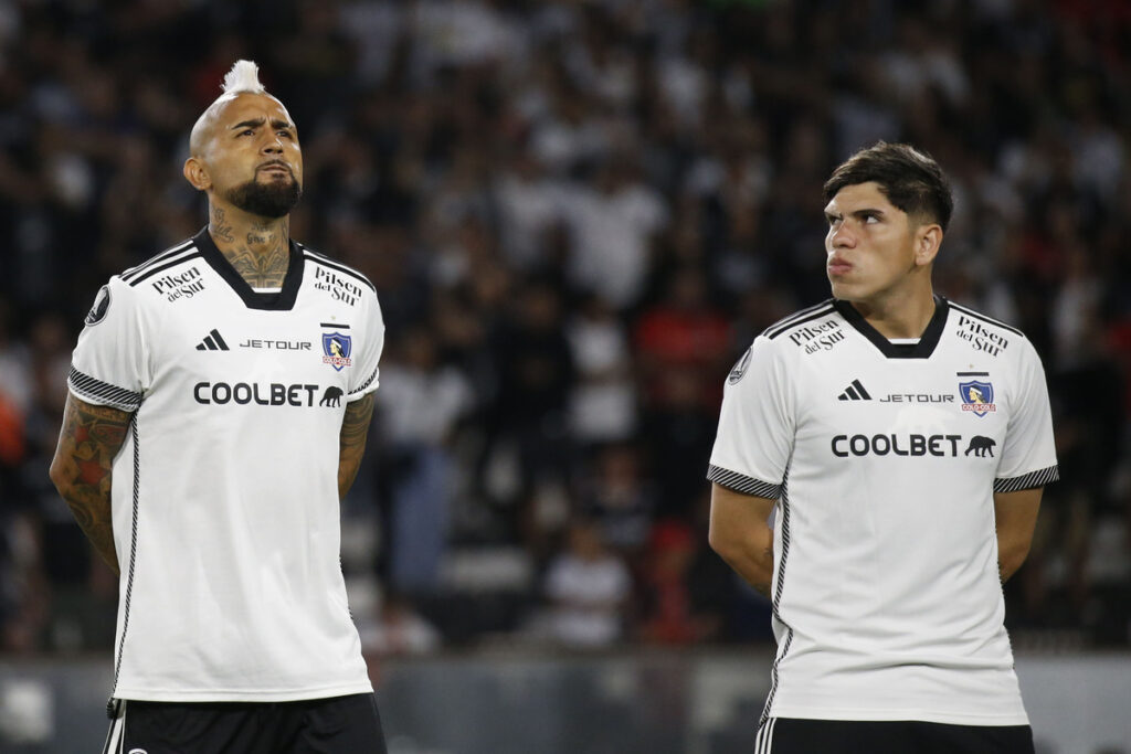 Arturo Vidal y Carlos Palacios con la camiseta de Colo-Colo.