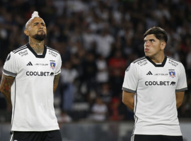 Arturo Vidal y Carlos Palacios con la camiseta de Colo-Colo.