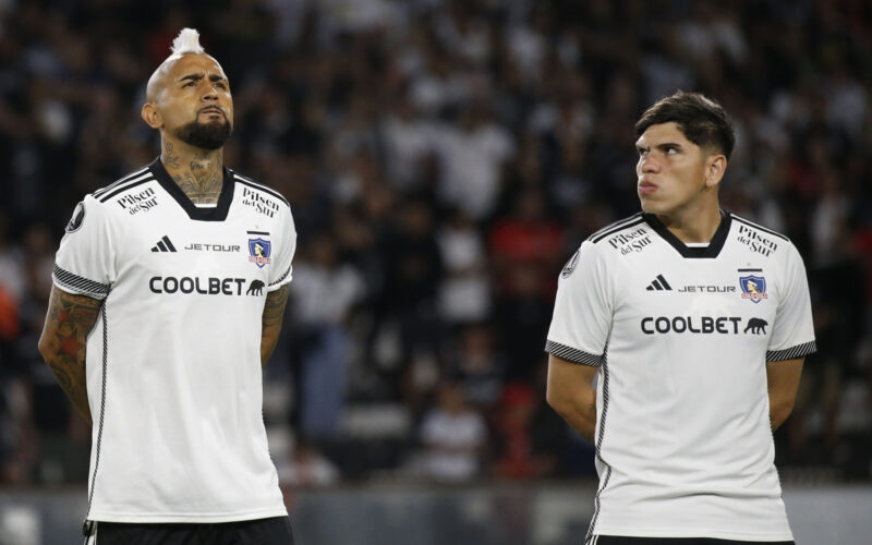 Arturo Vidal y Carlos Palacios con la camiseta de Colo-Colo.